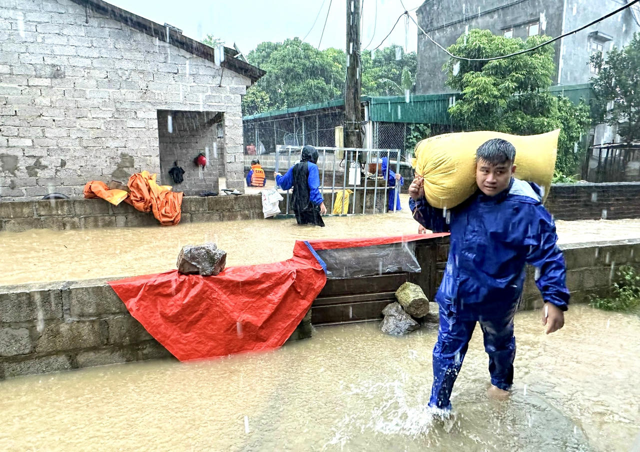 Cao Bằng: Lực lượng công an hỗ trợ nhân dân khắc phục thiên tai 