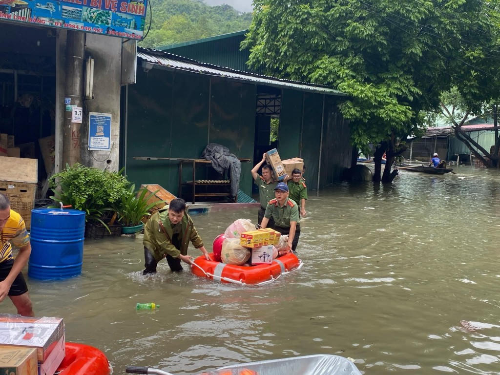 Cao Bằng: Lực lượng công an hỗ trợ nhân dân khắc phục thiên tai 