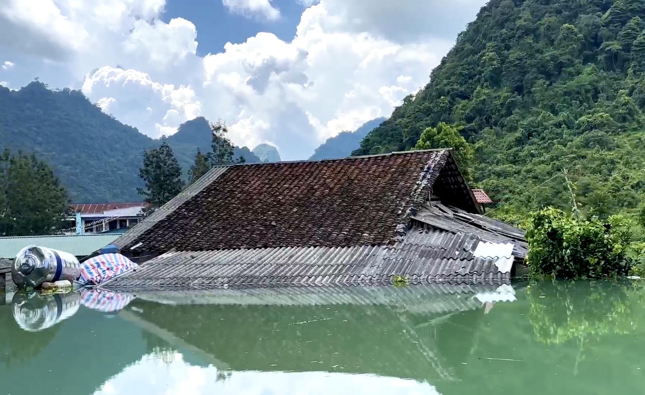 Nước lũ ngập gần mái nhà, nhiều hộ dân bị ảnh hưởng nghiêm trọng 