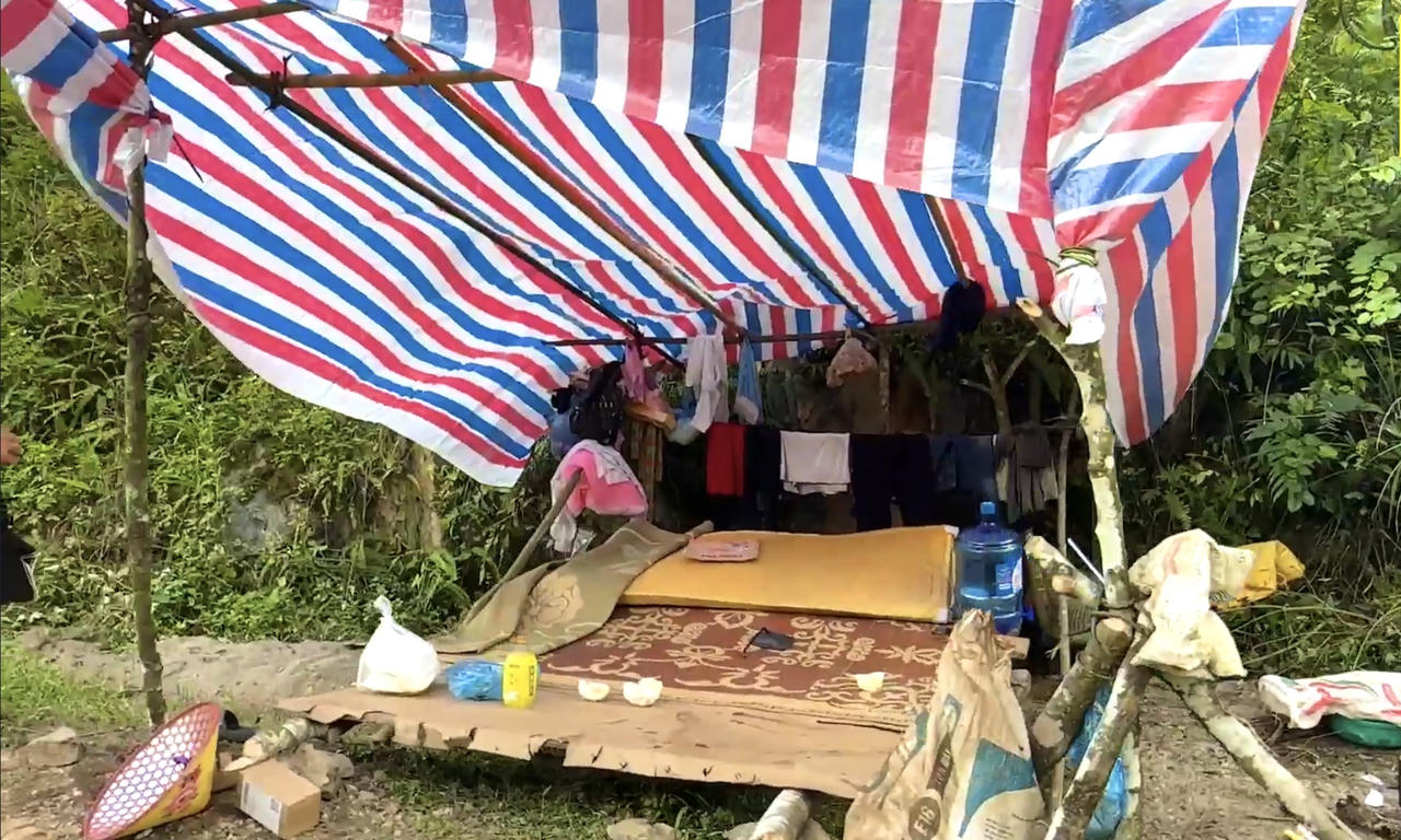 Nước lũ ngập gần mái nhà, nhiều hộ dân bị ảnh hưởng nghiêm trọng 