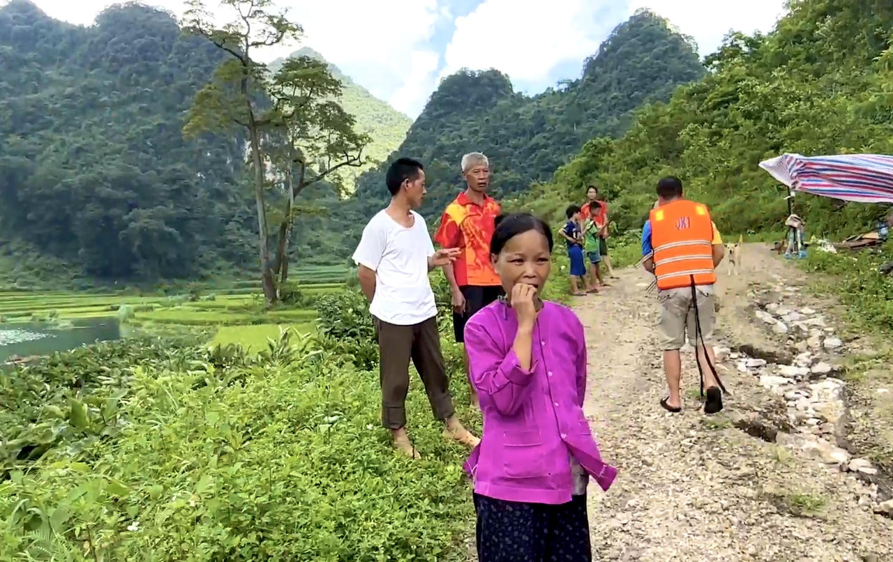 Nước lũ ngập gần mái nhà, nhiều hộ dân bị ảnh hưởng nghiêm trọng 