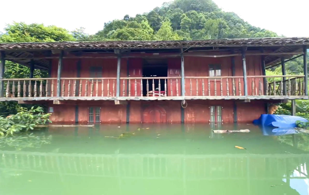 Nước lũ ngập gần mái nhà, nhiều hộ dân bị ảnh hưởng nghiêm trọng 