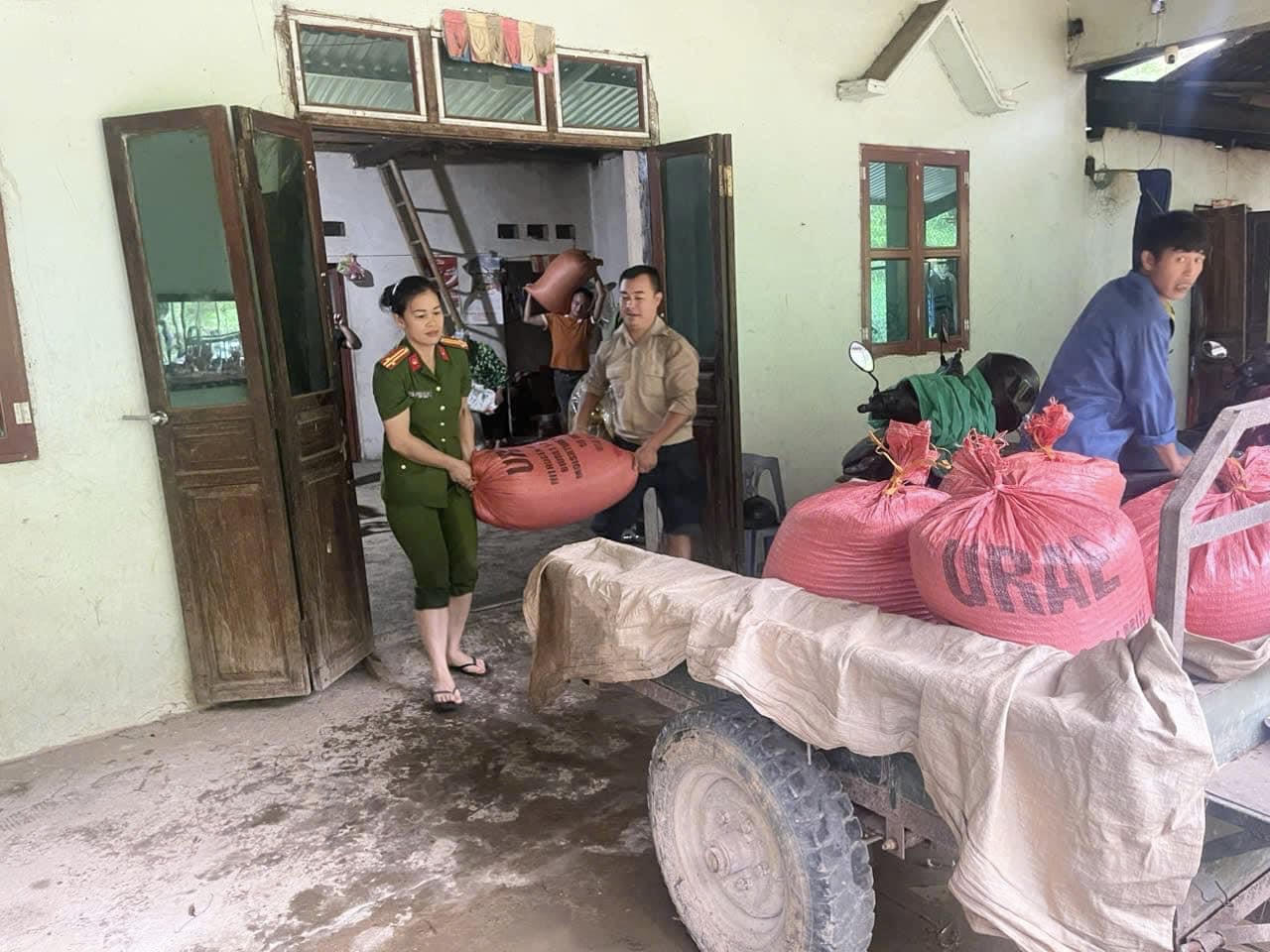 Công an nỗ lực giúp người dân khắc phục hậu quả mưa lũ 