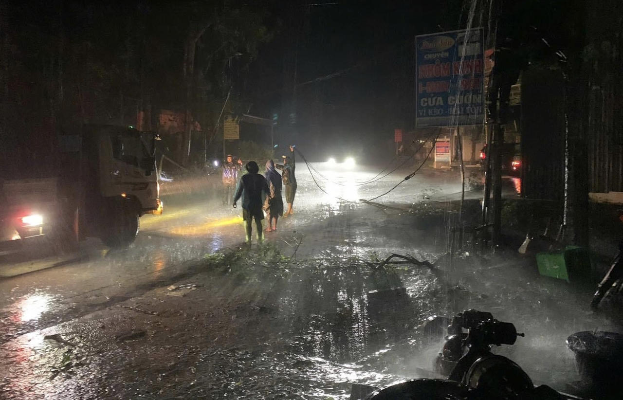 Công an nỗ lực giúp người dân khắc phục hậu quả mưa lũ 