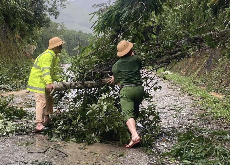 Công an nỗ lực giúp người dân khắc phục hậu quả mưa lũ 
