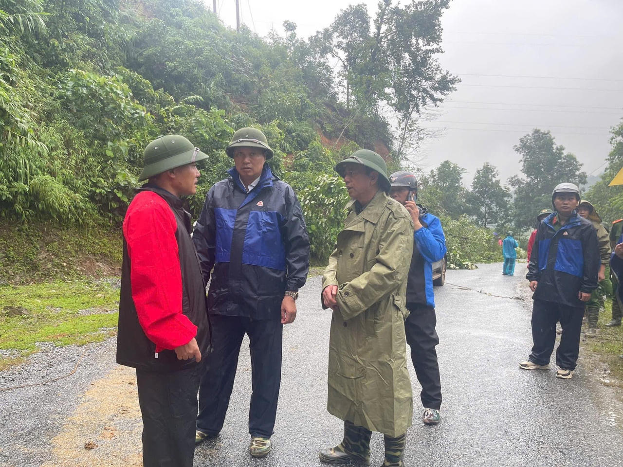 2 ô tô bị cuốn trôi, 4 người chết, một số nạn nhân mất tích