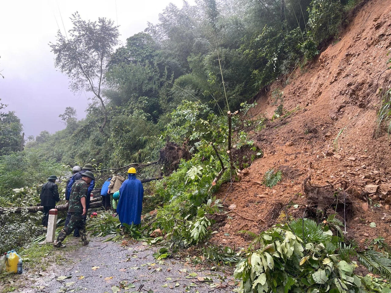 2 ô tô bị cuốn trôi, 4 người chết, một số nạn nhân mất tích