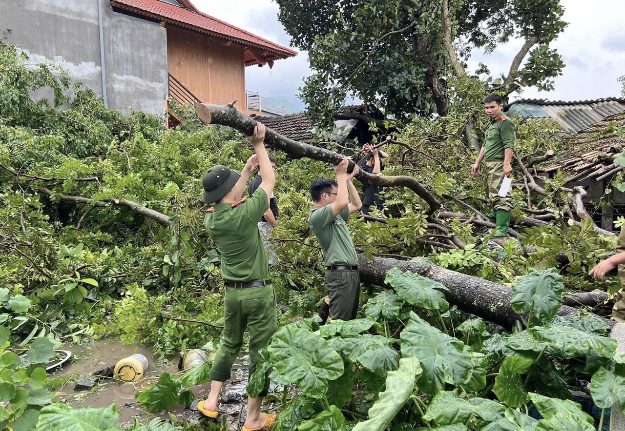 Công an nỗ lực giúp người dân khắc phục hậu quả mưa lũ 