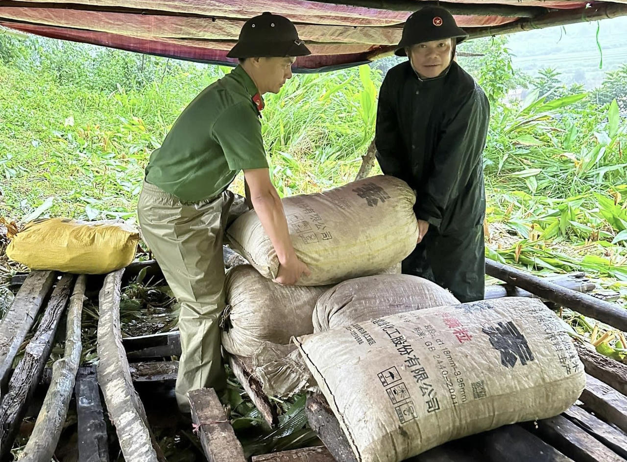 Công an nỗ lực giúp người dân khắc phục hậu quả mưa lũ 