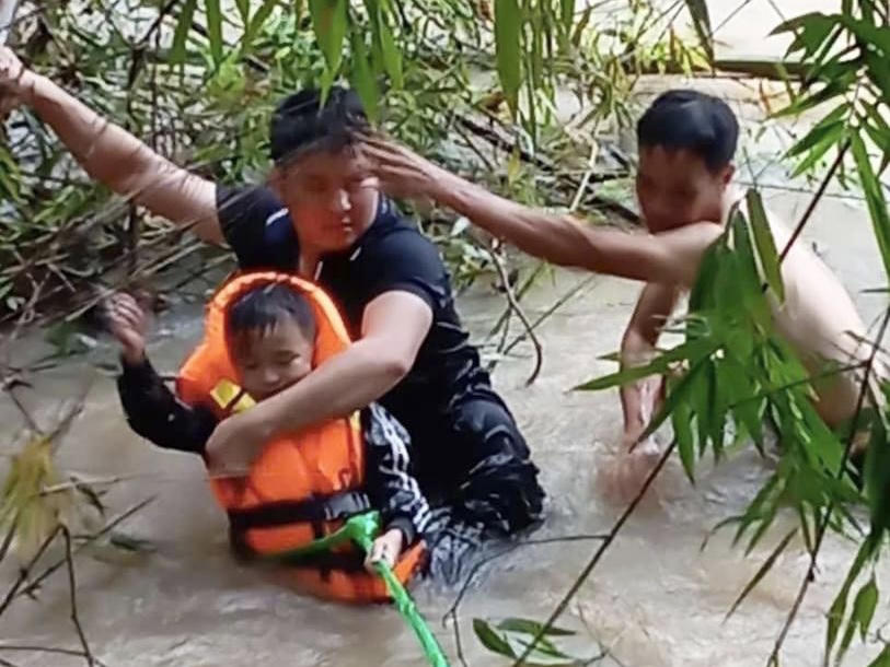 Công an nỗ lực giúp người dân khắc phục hậu quả mưa lũ 