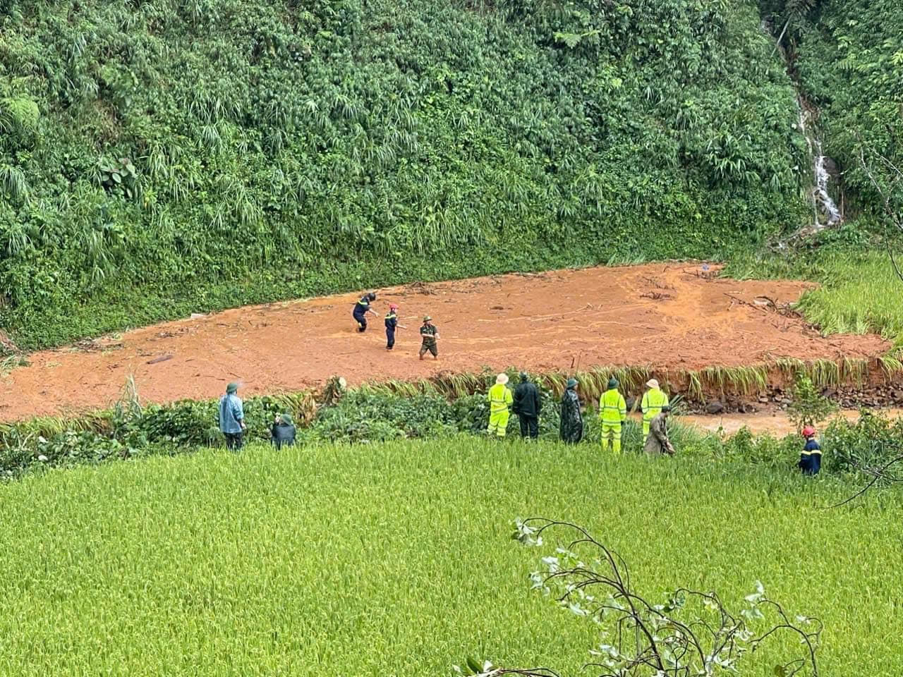 Tìm thấy nạn nhân thứ 9 trong vụ xe khách và xe con bị lũ cuốn trôi tại Cao Bằng