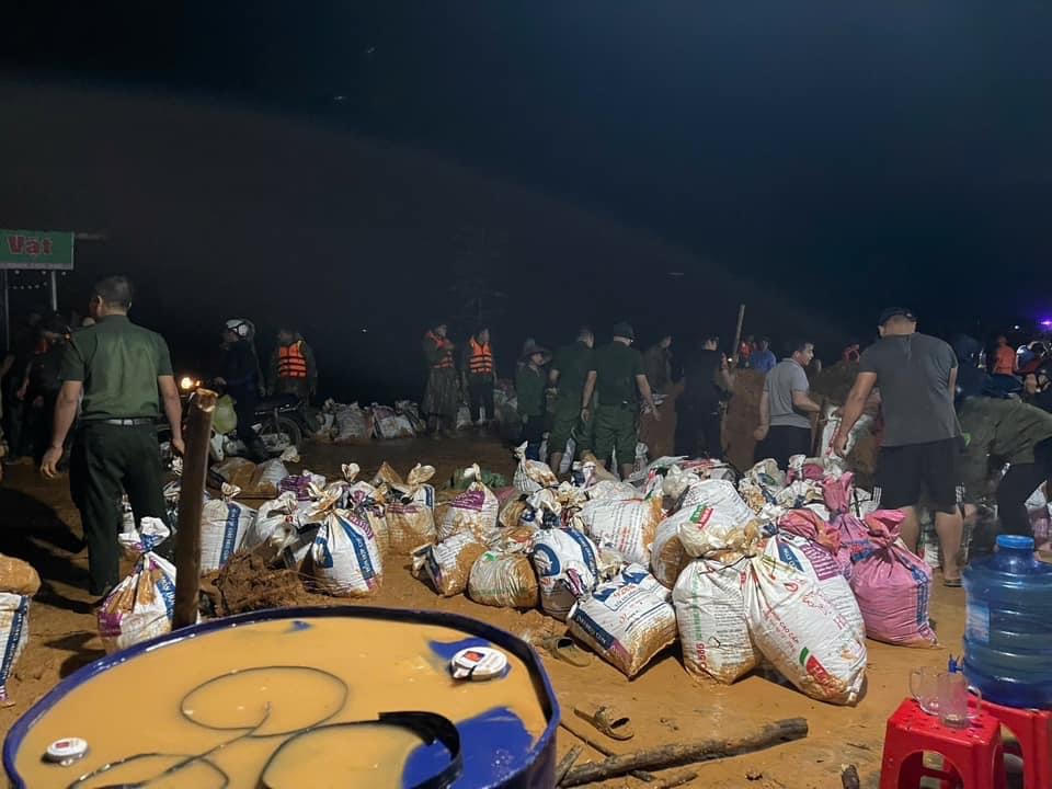 Vì sao chưa thể khắc phục sự cố vỡ đê sông Lô tại Tuyên Quang?