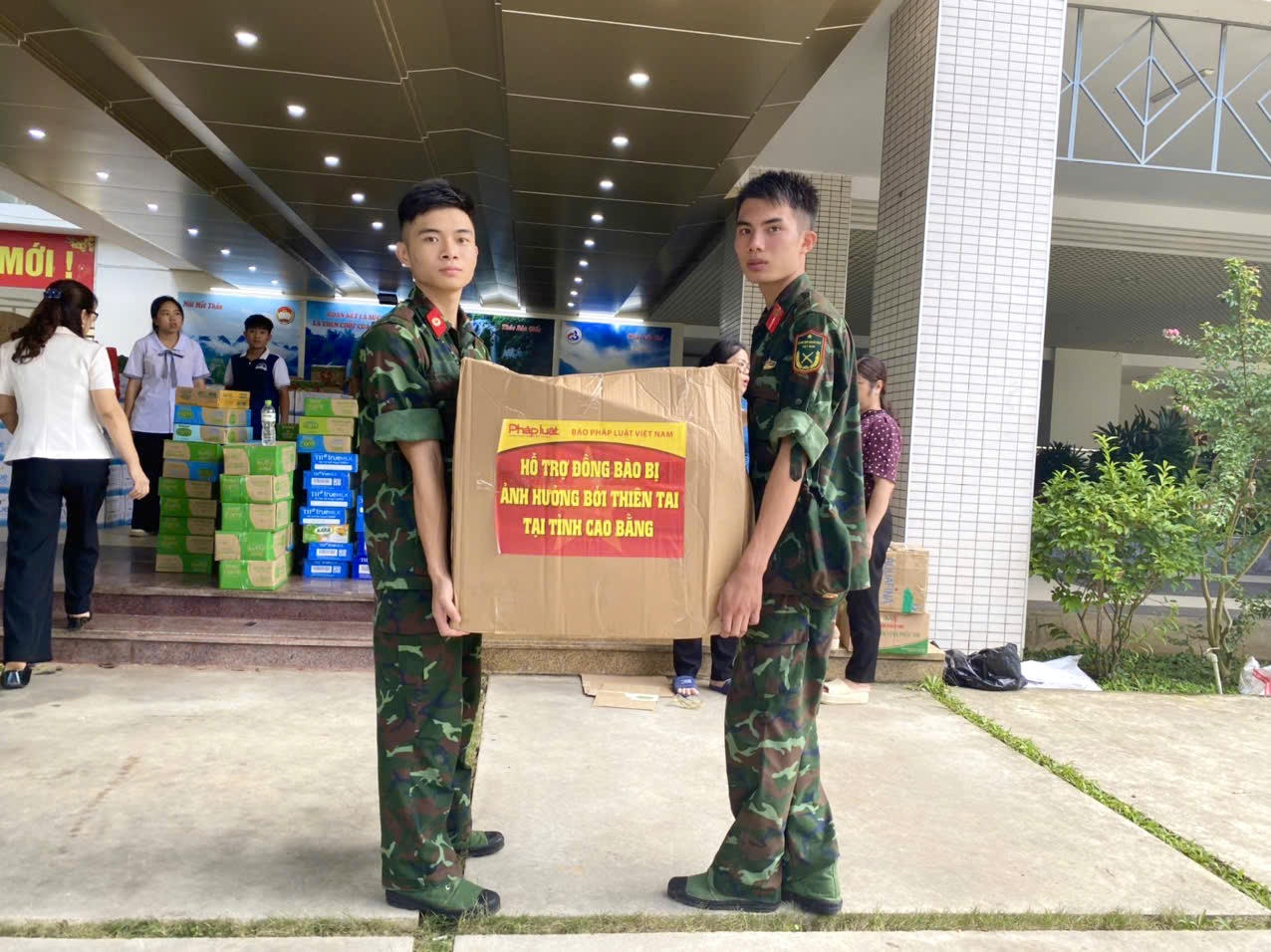 Báo Pháp luật Việt Nam lên Cao Bằng tận tay trao quà hỗ trợ đồng bào ảnh hưởng bão lũ