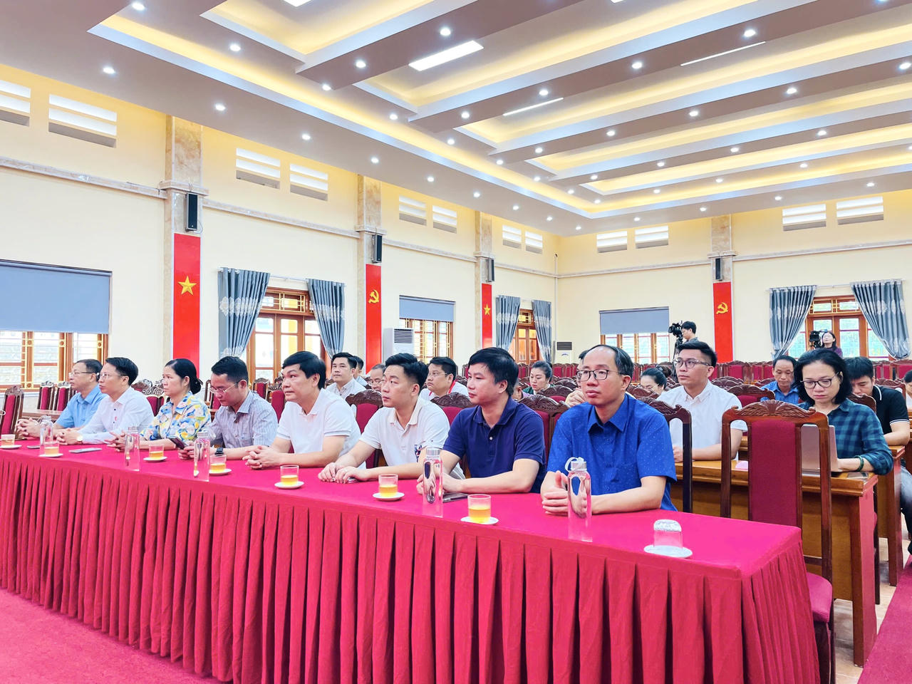 Hàng rau “không bán” chỉ tặng và những chuyến xe ấm lòng người dân Bắc Kạn 