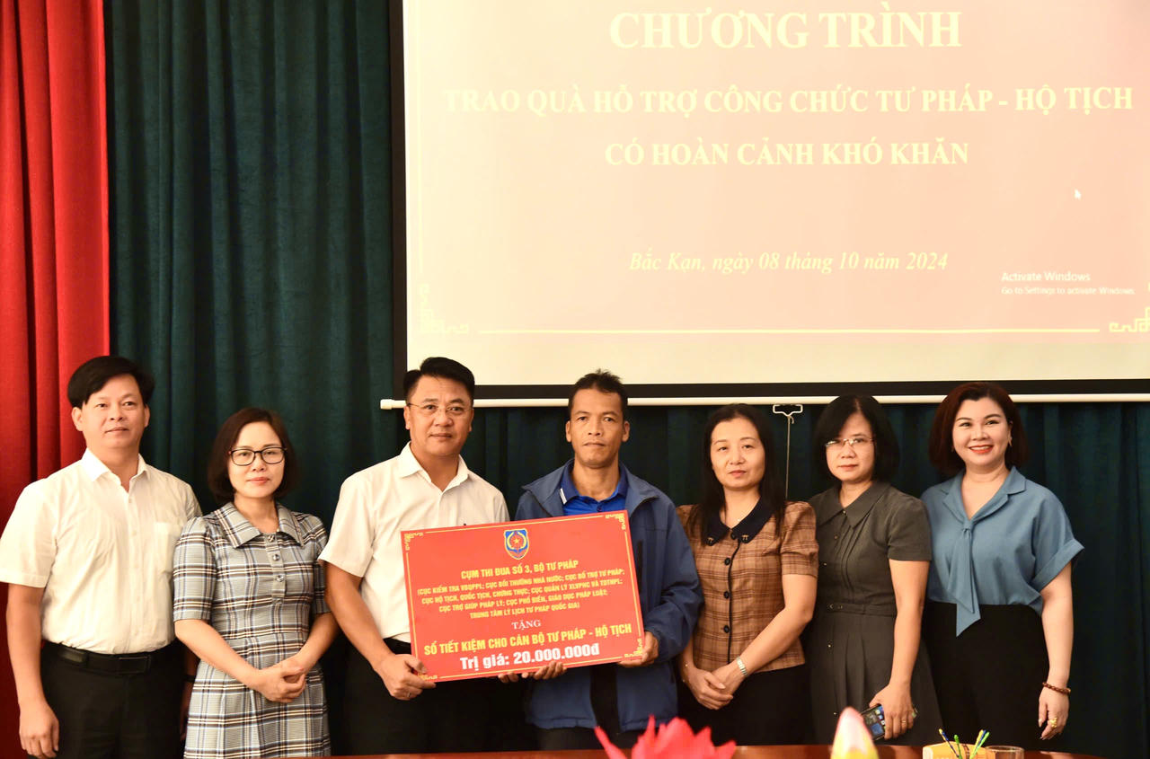 Cụm thi đua số III (Bộ Tư pháp) hỗ trợ cán bộ Tư pháp bị ảnh hưởng bởi thiên tai tại Bắc Kạn 