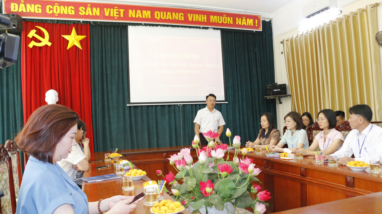 Cụm thi đua số III (Bộ Tư pháp) hỗ trợ cán bộ Tư pháp bị ảnh hưởng bởi thiên tai tại Bắc Kạn 