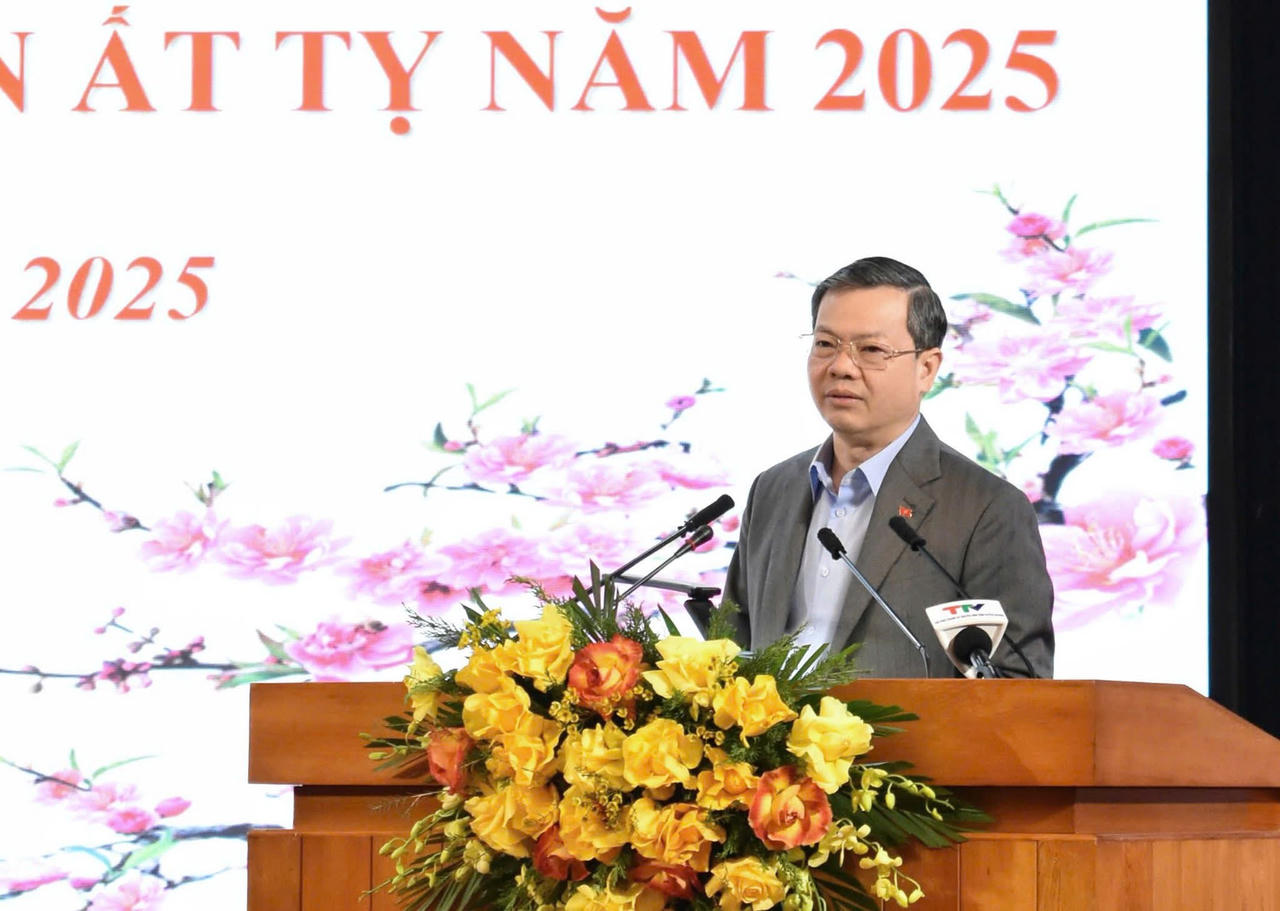 Trưởng ban Tuyên giáo Trung ương Nguyễn Trọng Nghĩa trao quà Tết tại Tuyên Quang 