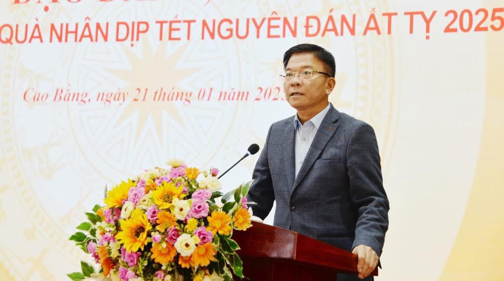 Phó Thủ tướng Chính phủ Lê Thành Long thăm, tặng quà Tết cho người dân tỉnh Cao Bằng