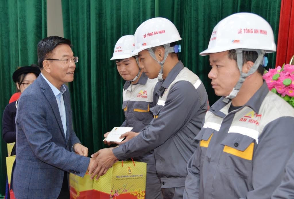 Phó Thủ tướng Chính phủ Lê Thành Long thăm, tặng quà Tết cho người dân tỉnh Cao Bằng