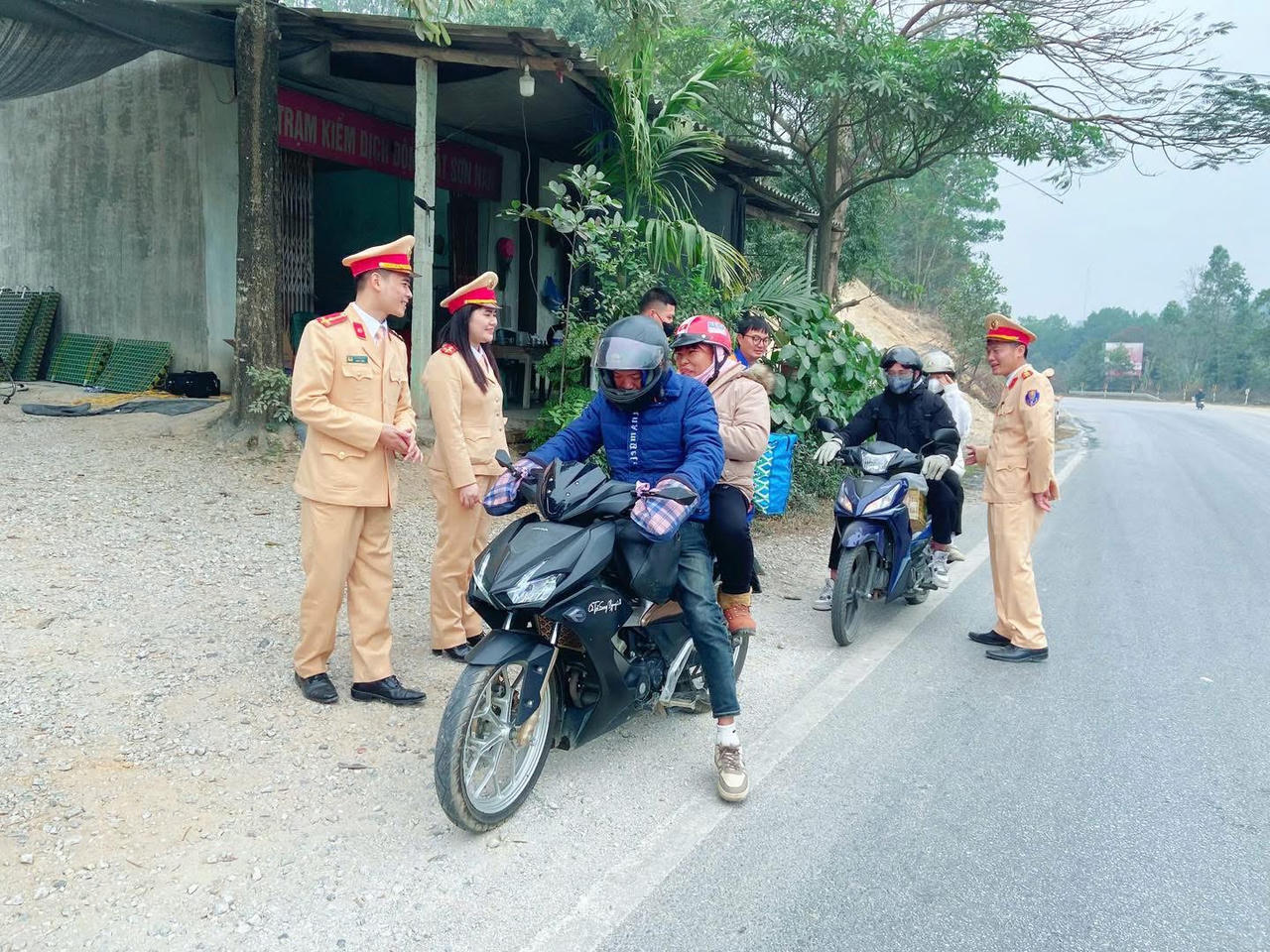 Công an Tuyên Quang tiếp sức, đồng hành cùng người dân về quê đón Tết 