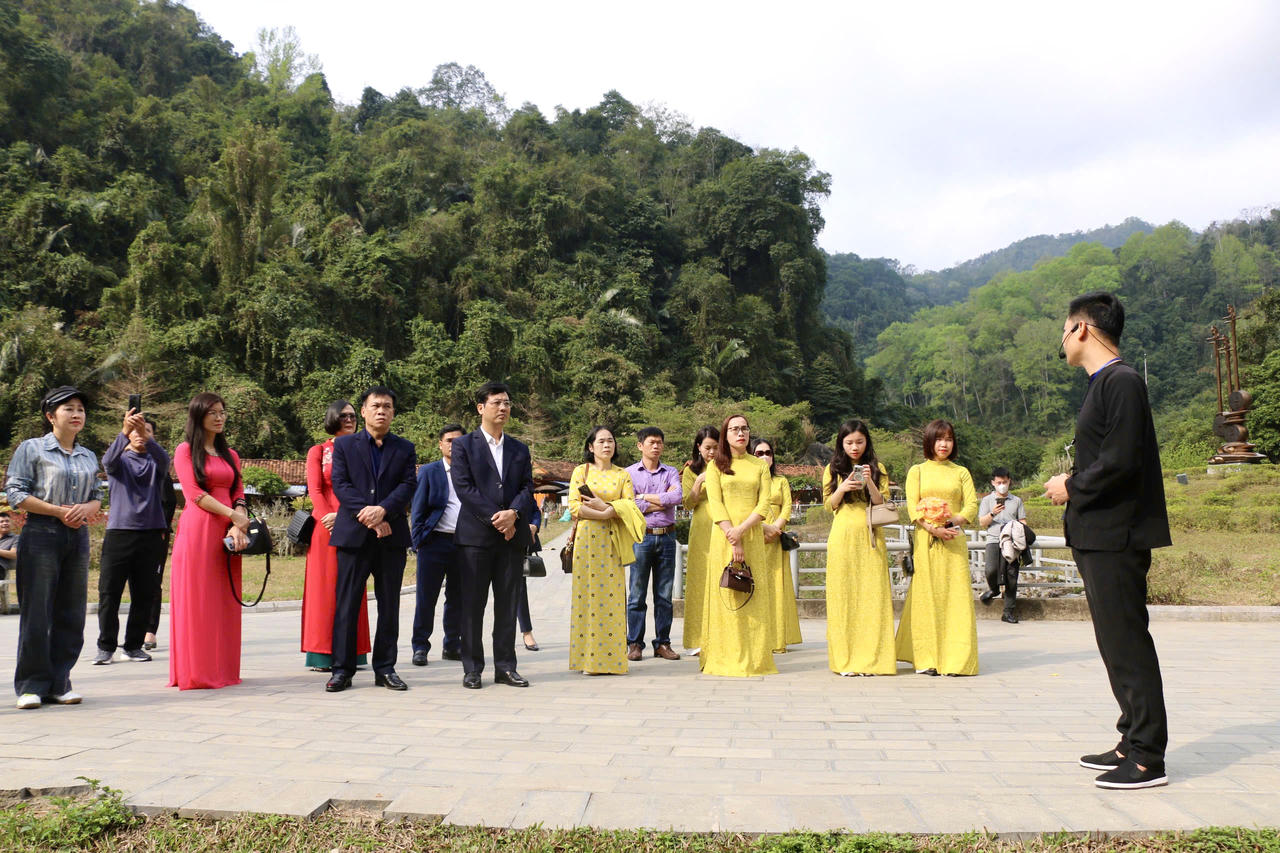 Cụm thi đua 7 tỉnh miền núi biên giới phía Bắc dâng hương tại Đền thờ Chủ tịch Hồ Chí Minh ở xã Trường Hà 