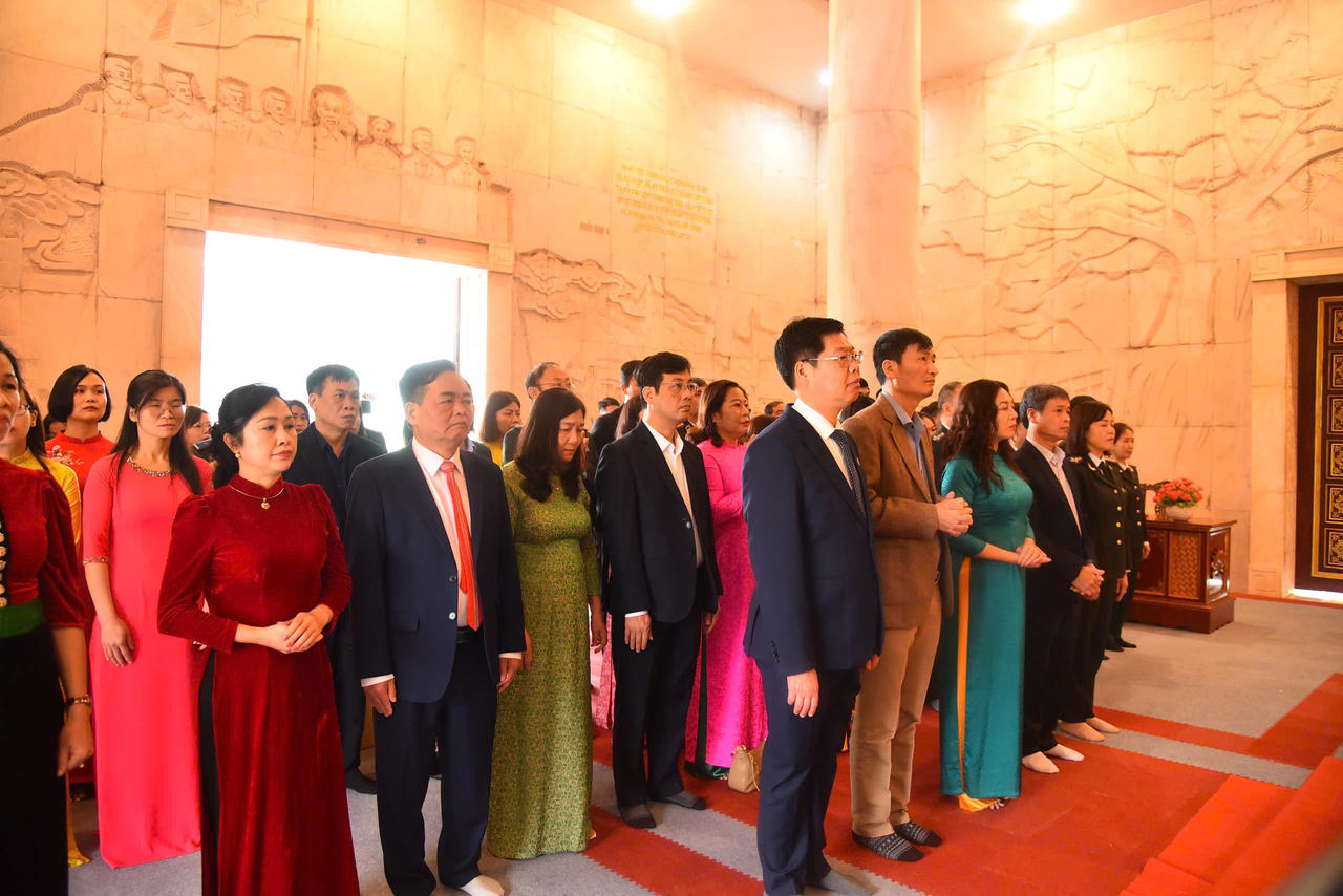 Cụm thi đua 7 tỉnh miền núi biên giới phía Bắc dâng hương tại Đền thờ Chủ tịch Hồ Chí Minh ở xã Trường Hà 