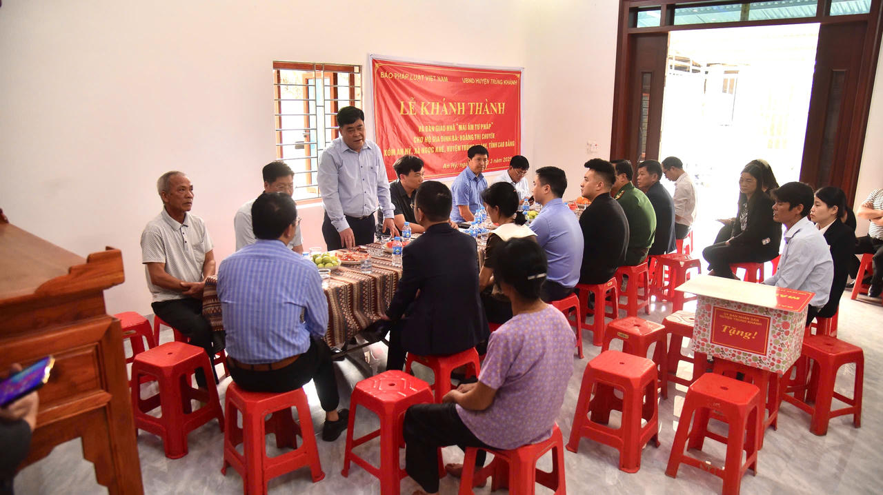 Tổng Biên Tập Báo Pháp luật Việt Nam trao “Mái ấm Tư pháp" tại Cao Bằng 