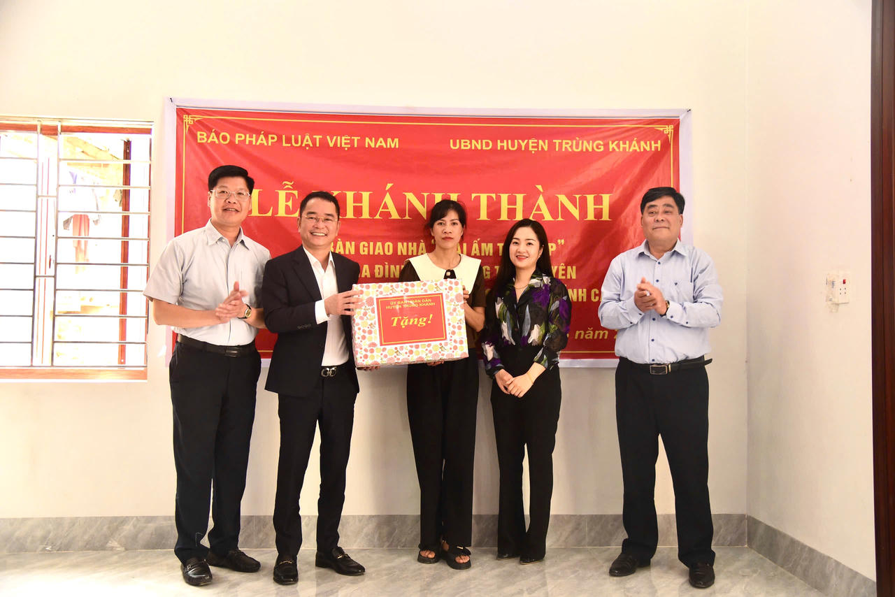 Tổng Biên Tập Báo Pháp luật Việt Nam trao “Mái ấm Tư pháp" tại Cao Bằng 