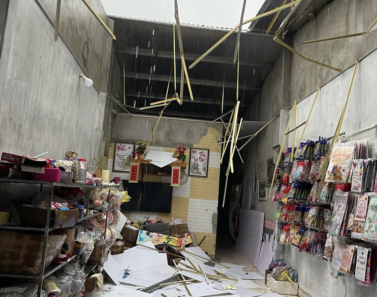 Mưa lớn kèm gió lốc tốc mái nhiều nhà dân ở Tuyên Quang 