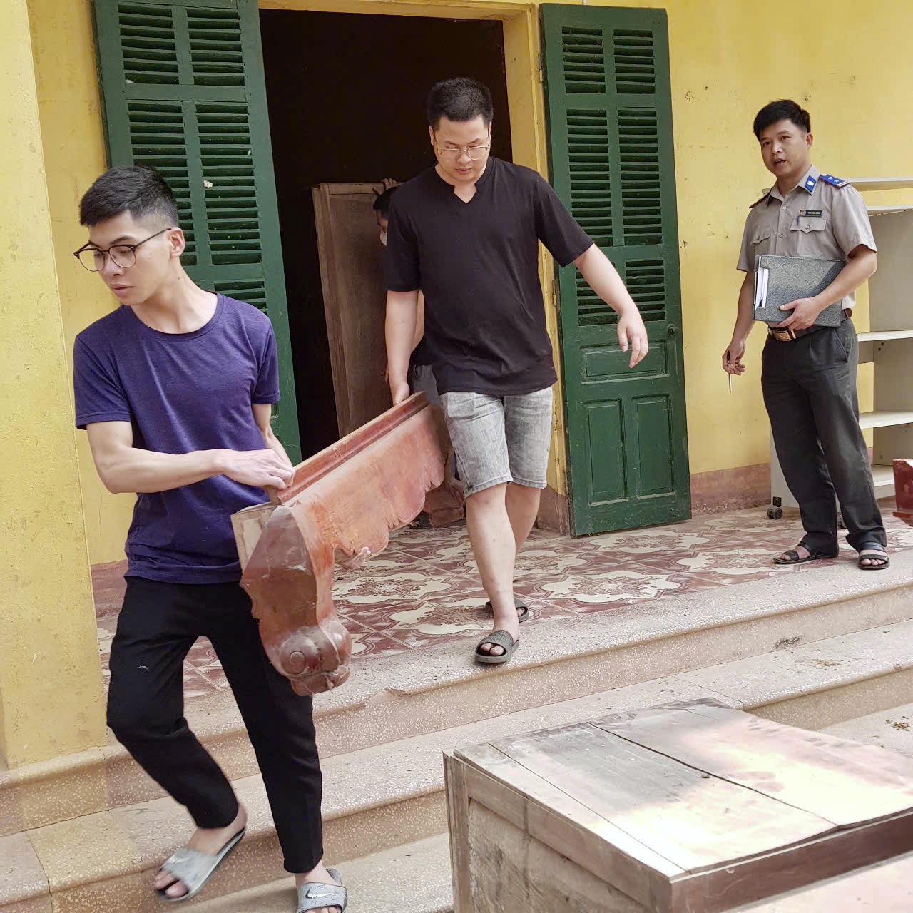  Khi nước mắt rơi giữa cuộc cưỡng chế 