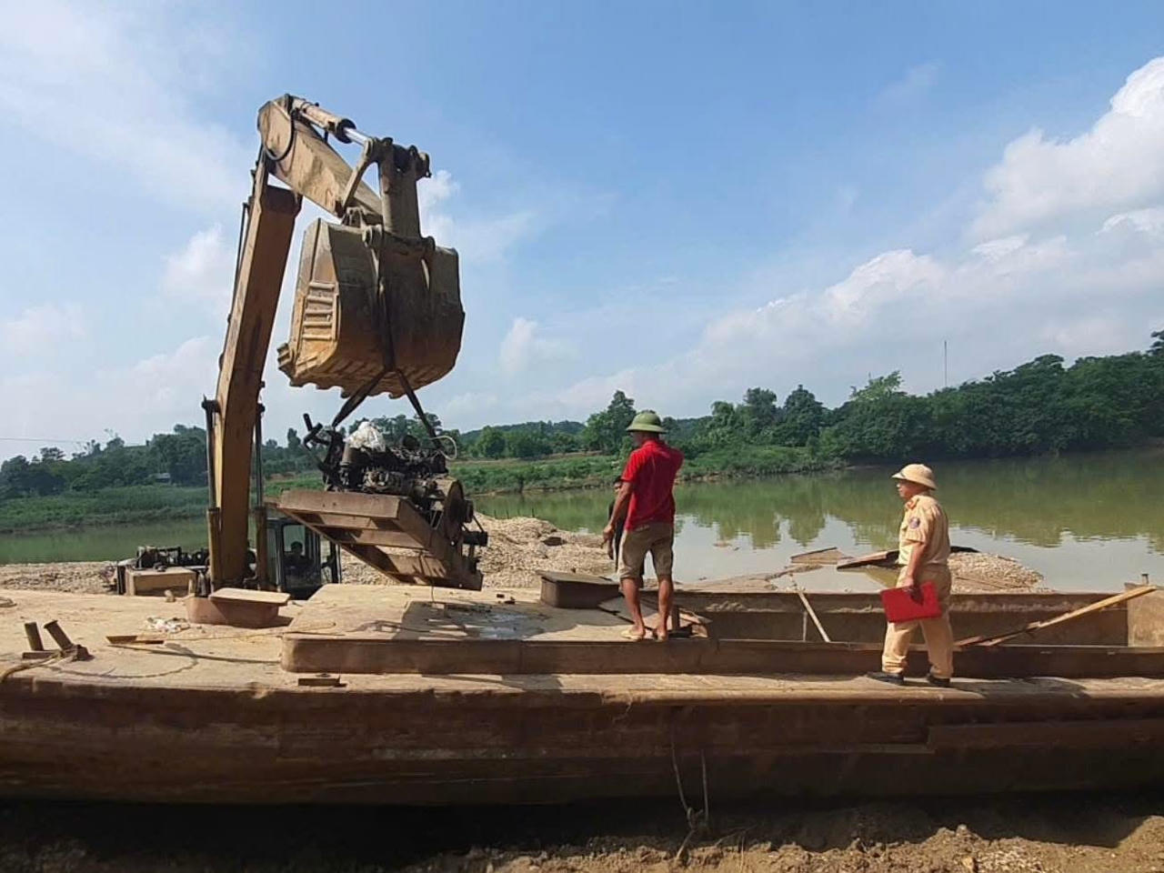 Nhiều địa phương tổng kiểm tra phương tiện bơm hút, vận chuyển cát sỏi trên các tuyến sông