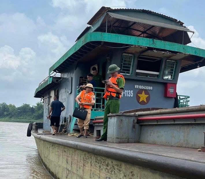 Nhiều địa phương tổng kiểm tra phương tiện bơm hút, vận chuyển cát sỏi trên các tuyến sông