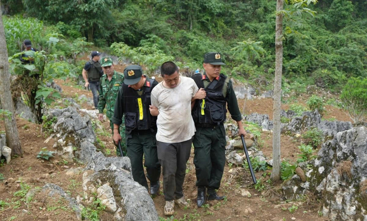 Bắt giữ nhóm người nước ngoài vận chuyển súng, lựu đạn qua biên giới 