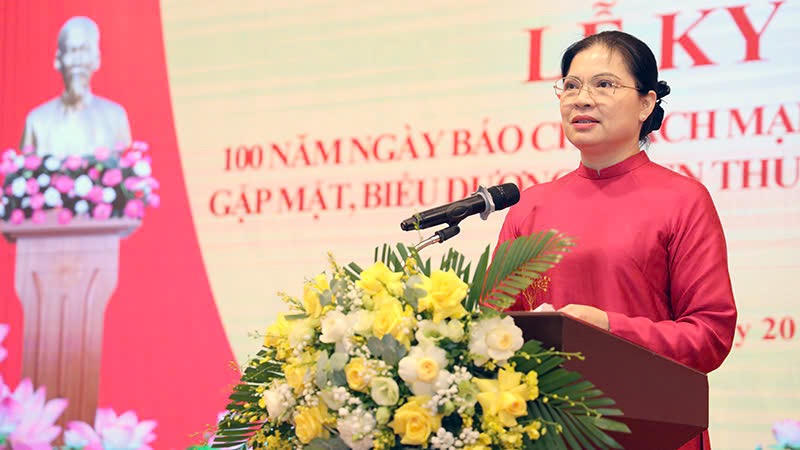 Chủ tịch UBND tỉnh Tuyên Quang tặng Bằng khen cho Báo Pháp luật Việt Nam 