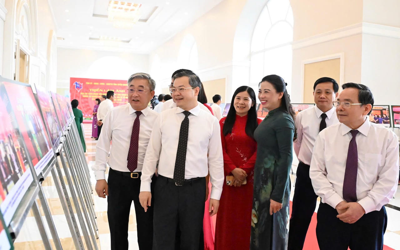 Chủ tịch UBND tỉnh Tuyên Quang tặng Bằng khen cho Báo Pháp luật Việt Nam 