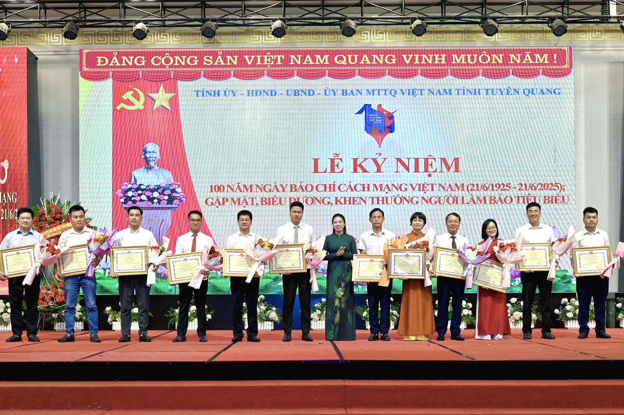 Chủ tịch UBND tỉnh Tuyên Quang tặng Bằng khen cho Báo Pháp luật Việt Nam 