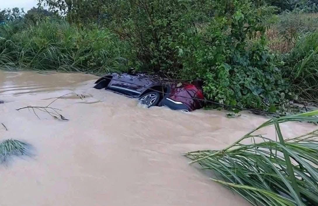 5 người thoát nạn khi ô tô bị nước lũ cuốn trôi tại Tuyên Quang 