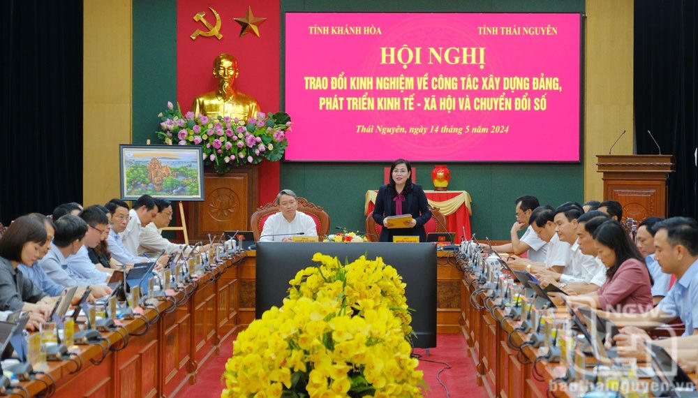 Đoàn làm việc hai tỉnh Thái Nguyên - Khánh Hòa dâng hương Chủ tịch Hồ Chí Minh tại huyện Định Hóa