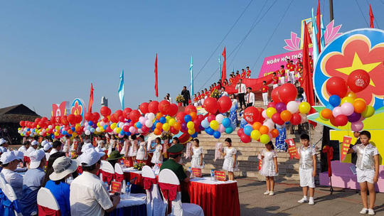 Thiêng liêng Lễ Thượng cờ mừng ngày thống nhất non sông bên đôi bờ Hiền Lương