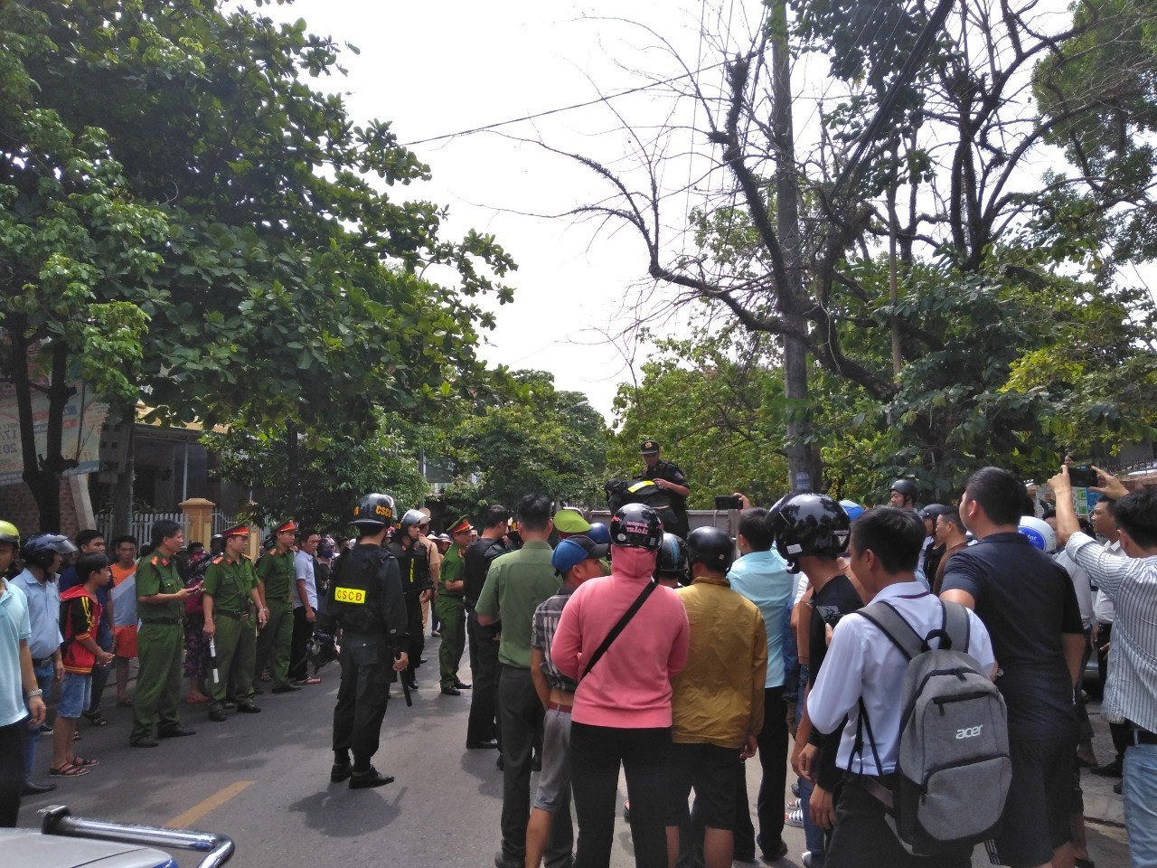 Khống chế kẻ nghi 'ngáo đá' dùng dao đâm xe nhiều người