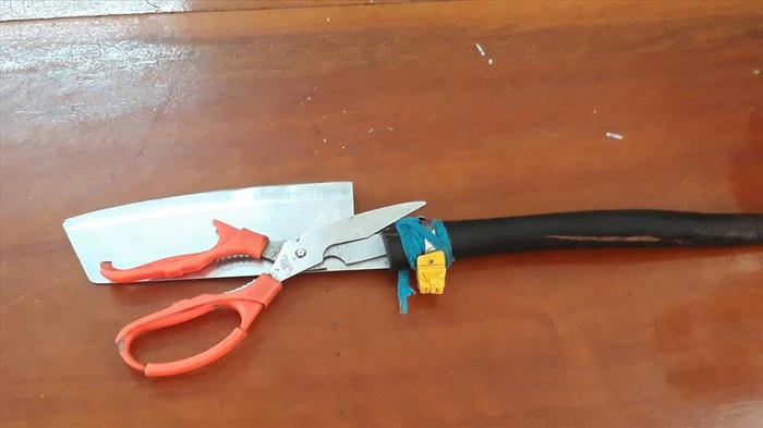 Khống chế kẻ nghi 'ngáo đá' dùng dao đâm xe nhiều người