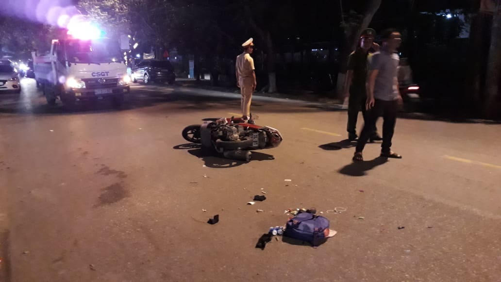 Ô tô tông xe máy cùng chiều, bé trai 9 tuổi chết thương tâm