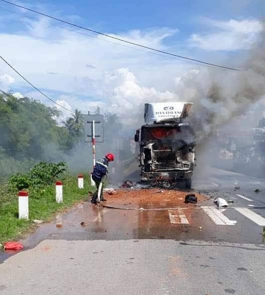 Xe container tông liên hoàn rồi bốc cháy, 1 người chết, 2 người bị thương