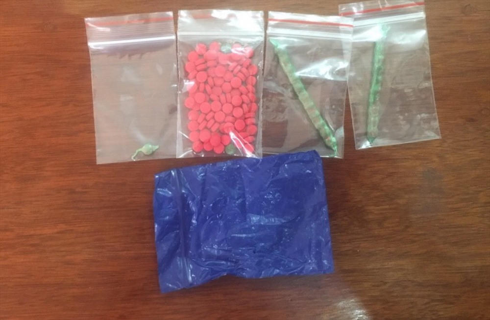 Chồng bỏ chạy vào rừng trong đêm, bỏ mặc vợ trẻ khi bị phát hiện giấu hàng cấm