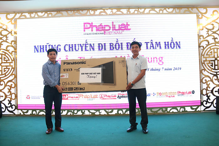 Tri ân tháng 7, 'chở luật' tới vùng núi khó khăn, lan tỏa tình người tư pháp