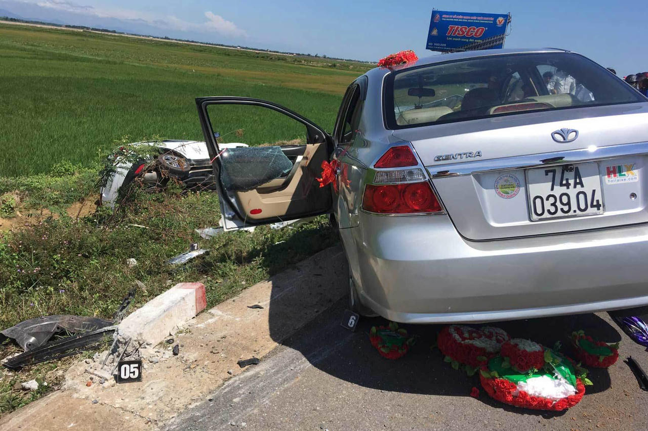 Xe hoa gặp tai nạn, tiệc cưới thiếu cô dâu chú rể