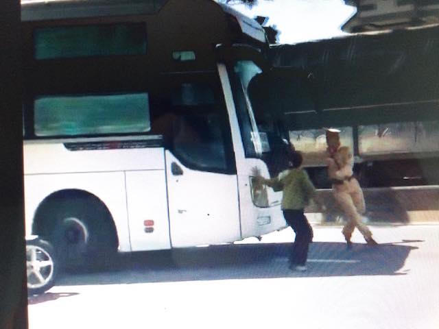 Tài xế 'ngáo đá' xô đổ xe công vụ, lao ô tô vào cảnh sát 