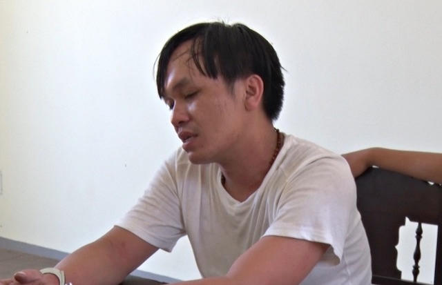 Tài xế 'ngáo đá' xô đổ xe công vụ, lao ô tô vào cảnh sát 