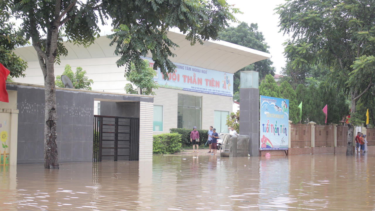 Mưa lớn, 173 trường ở Quảng Trị chưa tổ chức được lễ khai giảng