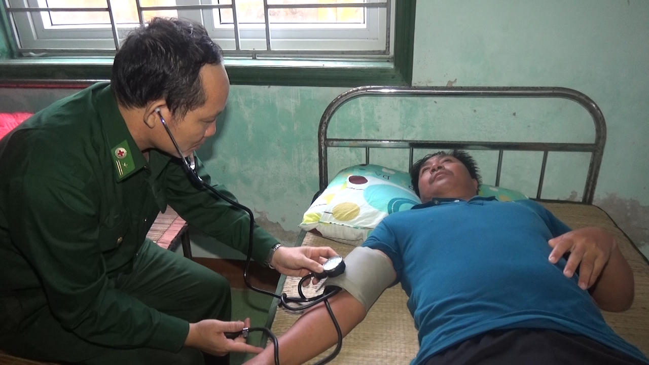 Bộ đội Biên phòng Quảng Trị cứu 11 ngư dân gặp nạn trên biển